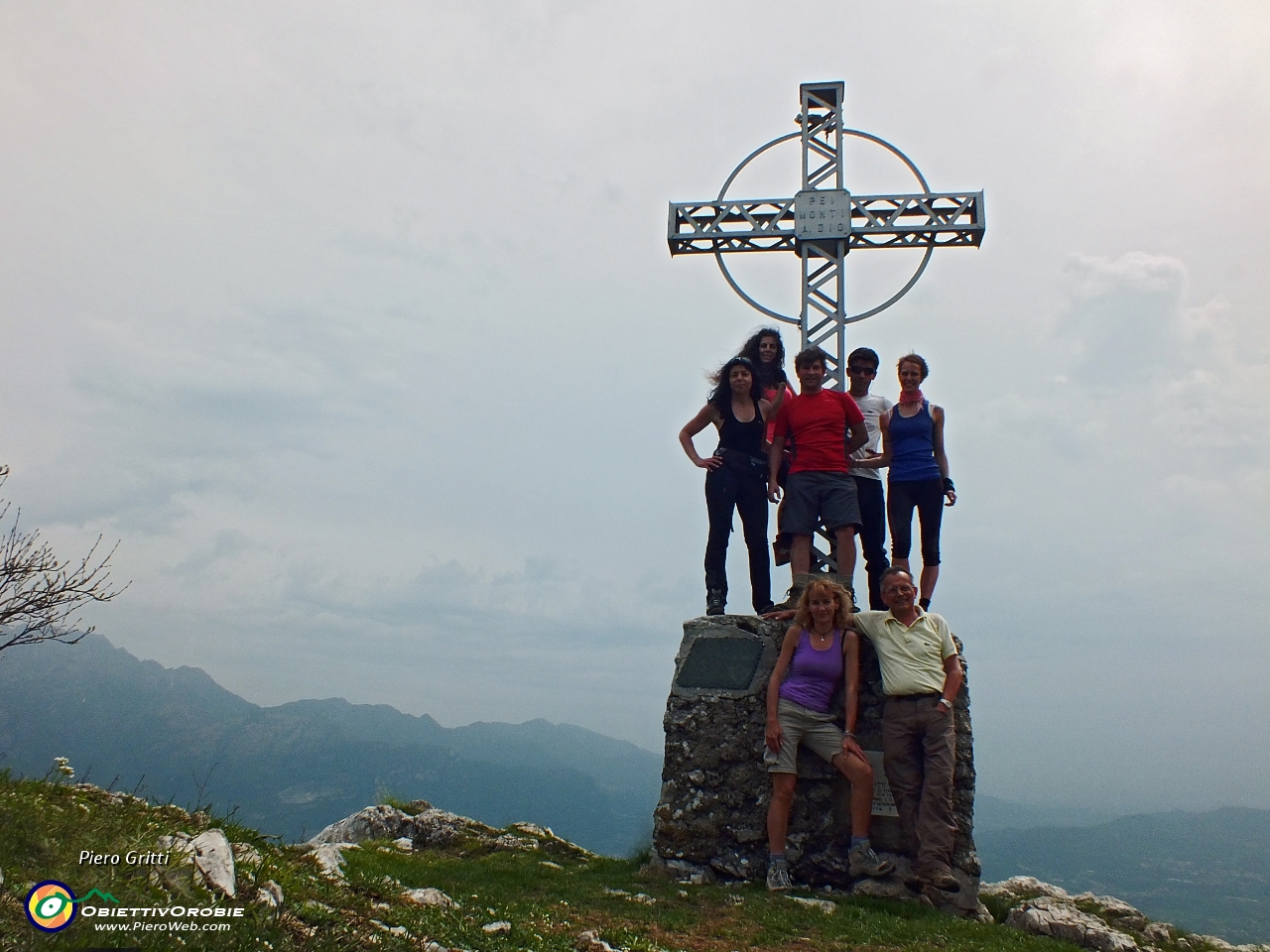 03 Sulla croce del Corno Orientale (1232 m.).JPG